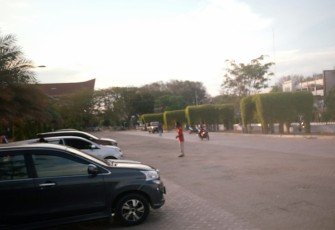 Pengutip Biaya Parkir Mengenakan Baju Merah di depan Mesjid Agung Islamic Center Lhokseuamawe.