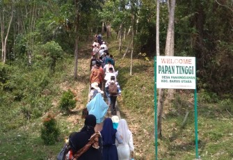 Santri Ponpes Aceh Singkil Kunjungi Makam Papan Tinggi Barus