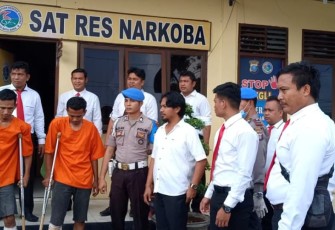 Dua tersangka saat digelandang dalam konferensi pers