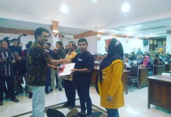 Sekda Pemkot Blitar Rudy Wijonarko saat menyalurkan bantuan 
