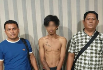 Pelaku (tengah) saat diamankan
