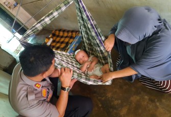 Kapolres Labuhanbatu saat melihat kondisi bayi penderita Hidrosefalus