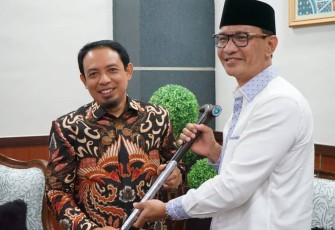 Wakil Wali Kota Bengkulu Dedy Wahyudi Memberikan Tongkat Kepada Wakil Wali Kota Mataram Mohan Roliskana