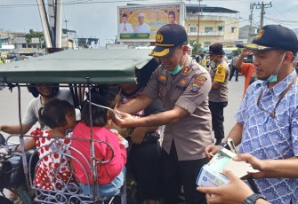 KPU dan Polres Labuhanbatu Bagikan Masker Gratis kepada Masyarakat