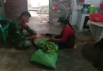 Personel Satgas TMMD Simalungun Bantu Ibu-Ibu Masak di Dapur