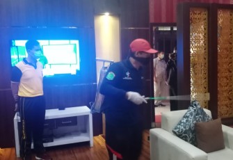Polres dan Dinkes Labuhanbatu Semprotkan Disinfektan Cegah Penyebaran Covid-19