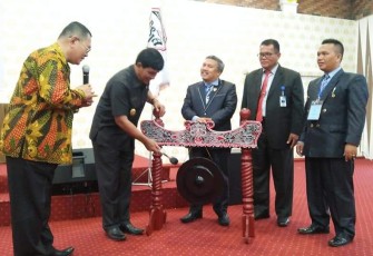 Pemukulan Gong oleh Wakil Bupati Samosir Ir. Juang Sinaga tanda dibukanya acara Rakerda GSSJA