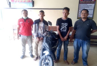 Dua tersangka (Tengah) dan barang bukti saat diamankan