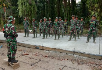 Danramil 01/Siantar Utara Ambil Apel Pagi di Lokasi TMMD