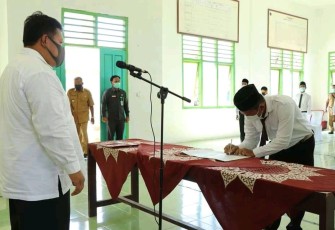 Bupati Mukomuko Choirul Huda Melantik Anggota Badan Permusyawaratan Desa Terpilih se Kecamatan Air Manjunto 