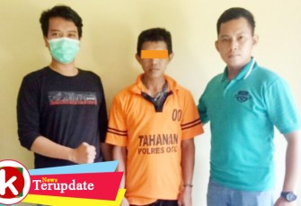 Pelaku (tengah) saat diamankan