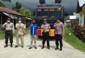 BM PAN Maluku bersama TNI/POLRI semprot cairan desinfektan di desa Waesala