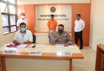 Kabid Humas Polda Kepri Kombes Pol Harry Goldenhardt S S.IK M.Si didampingi Kasubdit V Dittipidsiber Ditreskrimsus Polda Kepri Kompol I Putu Bayu Pati SIK MH (kemeja putih) saat Konferensi pers