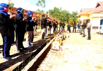 Pemdes Tembeling Adakan Penyemprotan dan Bagi Masker Cegah Penyebaran Covid-19