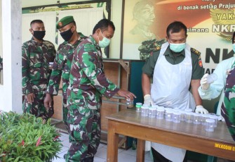 Pengecekan urin dilakukan oleh tim RS Marga Husada Pati