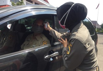 Pemeriksaan suhu tubuh bagi siapapun yang memasuki area Kantor Pemkab Pati