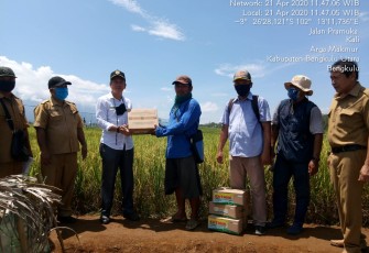 Kepala Dinas Tanaman Pangan Holtikultura dan Perkebunan Provinsi Bengkulu Ricky Gunarwan mewakili Gubernur Rohidin Bantu Pestisida Buat Petani