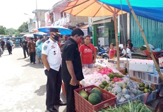 Wabup Samosir Ir. Juang Sinaga (Pakaian Hitam) memonitoring ketersediaan bahan pangan di Onan Nainggolan