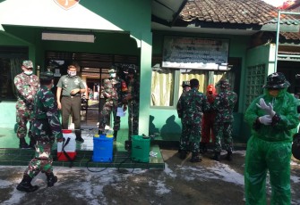 Kasdim pimpin langsung penyemprotan dan penyerahan masker