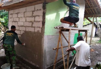 Satgas TMMD Reguler Pekalongan Sempurnakan Rumah Jaliteng Dengan Dwi Warna