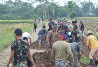 Semangat Pemuda Jlubang Pantirejo Membantu Satgas TMMD Reguler Pekalongan