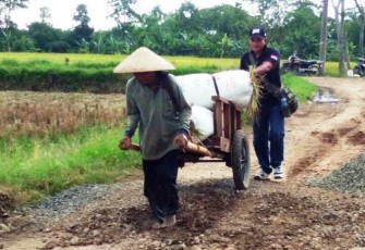Kakek Yang Tak Sabar Inginkan Jalan TMMD Reguler Pekalongan Segera Jadi 