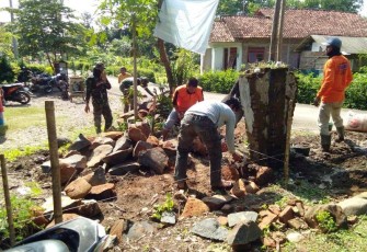 Pembangunan Pos Kamling TMMD Reguler Pekalongan di Dukuh Sutosari Dimulai Kembali