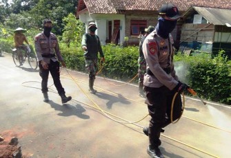 Penyemprotan Disinfektan Rutin Dilakukan di Lokasi TMMD Reguler Pekalongan