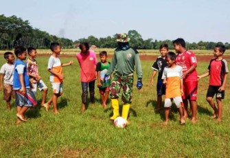 Anggota Satgas TMMD Reguler Pekalongan Sempatkan Dekati Anak-Anak Desa Dengan Sepakbola
