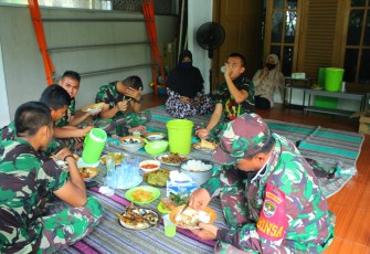  Ibu-Ibu Ini Hidangkan Makan Siang Untuk Satgas TMMD 107 Kodim 0508/Depok