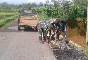 Semangat Antara TNI dan Masyarakat Dalam Finising Proyek Pengaspalan Jalan