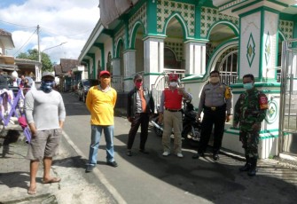 warga berjaga di akses masuk perkampungan 