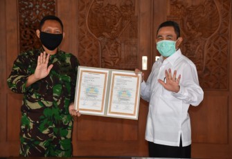 Penandatanganan naskah serah terima hasil TMMD 