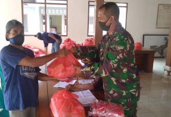 Babinsa setempat membantu pemberian sembako bagi warga Purworejo