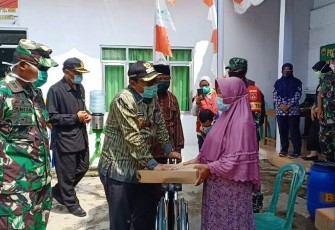 Bupati Pekalongan Salurkan Bantuan Kursi Roda dan Kruk di Acara Penutupan TMMD Reguler