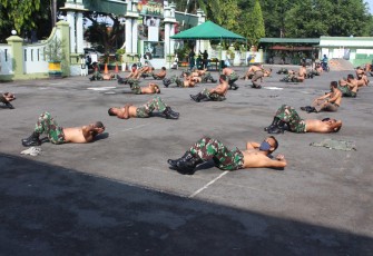 Anggota Kodim Pati melaksanakan senam dilanjut berjemur