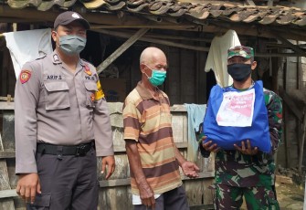 Salah satu warga penerima sembako