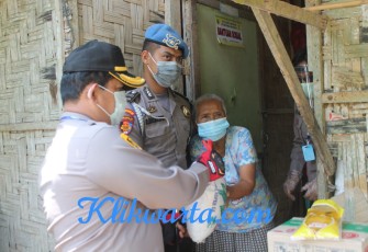Kapolres Batu Bara AKBP Ikhwan Lubis SH MH saat memberikan sembako ke warga