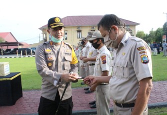 Kapolres Labuhanbatu AKBP Agus Darojat SIK MH saat membagikan uang seratus ribu rupiah