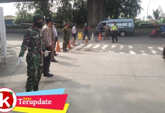 Anggota Koramil 07/Kemayoran Imbau PSBB di Posko Check Point 7