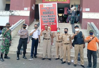 Operasi masker bagi para pengunjung di kawasan Pasar Nusukan Kecamatan Banjarsari Kota Solo Jawa Tengah.