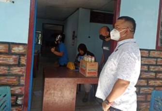 Ketua DPRD kota Bitung gunakan kemeja putih dan masker putih