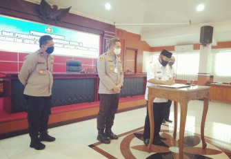 Plt Walikota Blitar Santoso saat menandatangani MoU dengan Polres Blitar Kota (foto: Faisal NR / Klikwarta.com) 