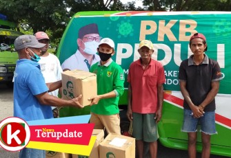 Eko Budiono Bagikan Sembako pemberian cak imin