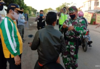 Danramil Gringsing Bagikan Masker
