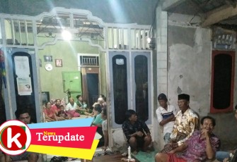Bentuk protes ratusan warga Desa Talang Rasau memadati rumah Kepala Desa.