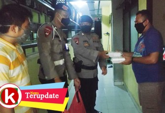 Personel Brimob Polda Kepri saat bagikan makanan sahur kepada warga Rusunawa Fanindo Kelurahan Tanjung Uncang Kecamatan Batuaji Kota Batam