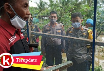 Aiptu H. Solihin saat menunjukan tempat ternak lalat BSF ke Kapolres dan jajaran