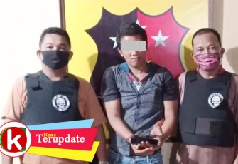 Tersangka (tengah) saat diamankan