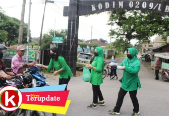Persit KCK Kodim 0209/LB Berbagi Takjil 